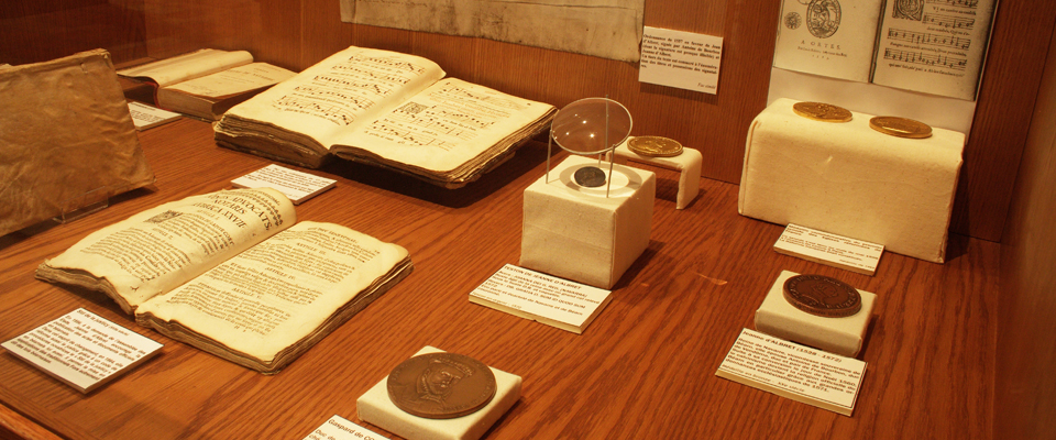 Vue d'une des vitrines du Musée Jeanne d'Albret